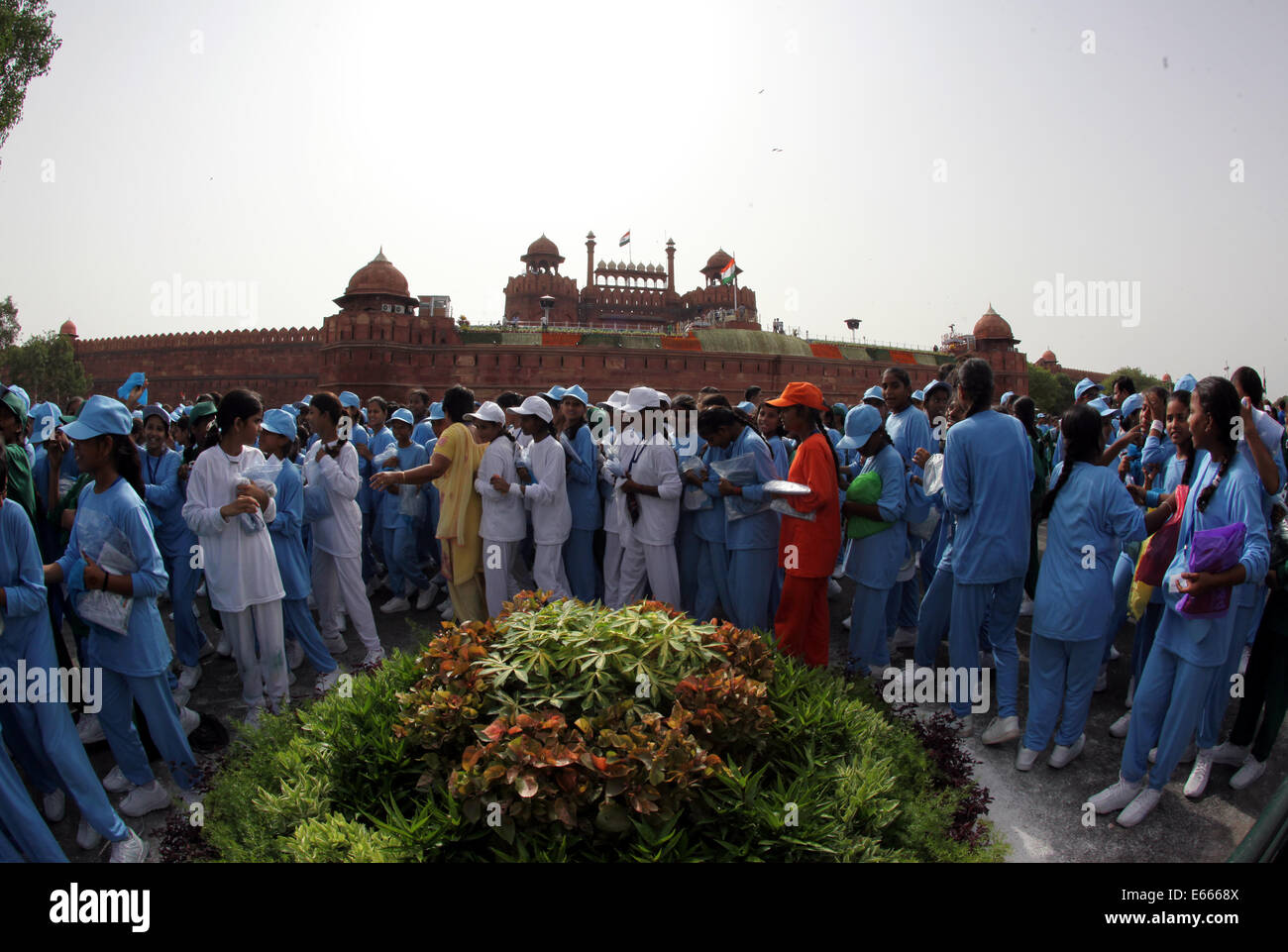 New Delhi, India. Il 15 agosto, 2014. Indian School i bambini sono visti presso il Red Fort dove Primo Ministro indiano Narendra Modi rivolto alla nazione durante la 68Indian Independence Day a New Delhi, India, 15 agosto 2014. Primo Ministro indiano Narendra Modi venerdì ha annunciato un'inclusione finanziaria missione di mark India' s 68esimo giorno di indipendenza e di estendere il settore bancario, credito, assicurazione e i servizi pensionistici per tutte le famiglie. Credito: Partha Sarkar/Xinhua/Alamy Live News Foto Stock