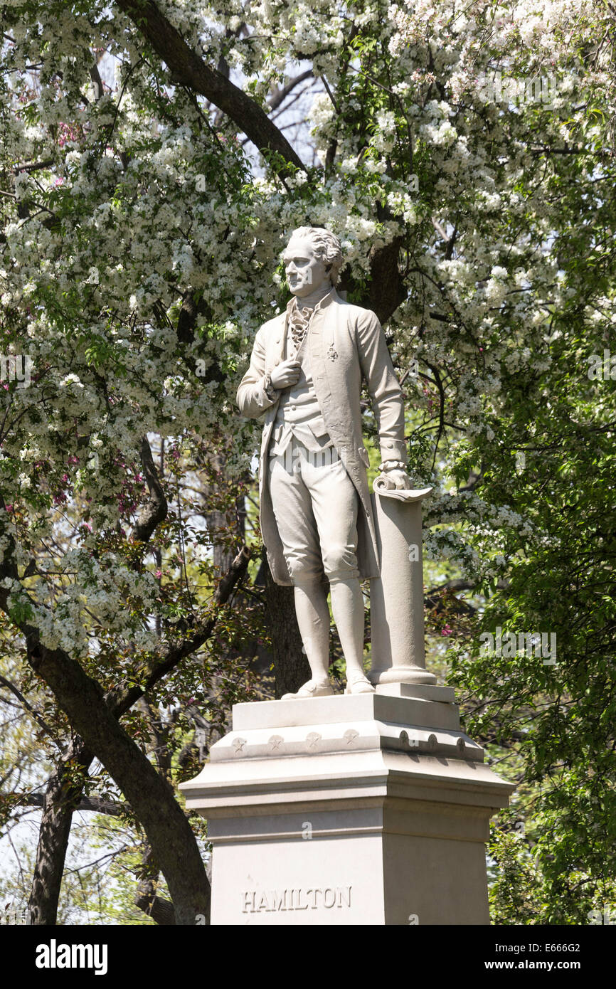 Granito figura permanente (oltre la vita-size) di Alexander Hamilton è un monumento a Central Park di New York City, Stati Uniti d'America Foto Stock Granito figura permanente (oltre la vita-size) di Alexander Hamilton è un monumento a Central Park di New York City, Stati Uniti d'America Foto Stock
