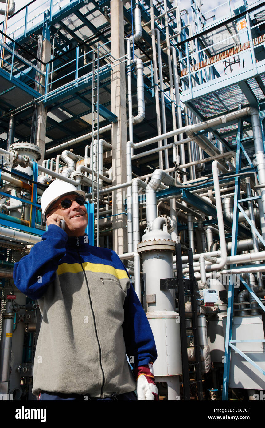 Il petrolio e il gas engineer all'interno della raffineria di grandi dimensioni Foto Stock