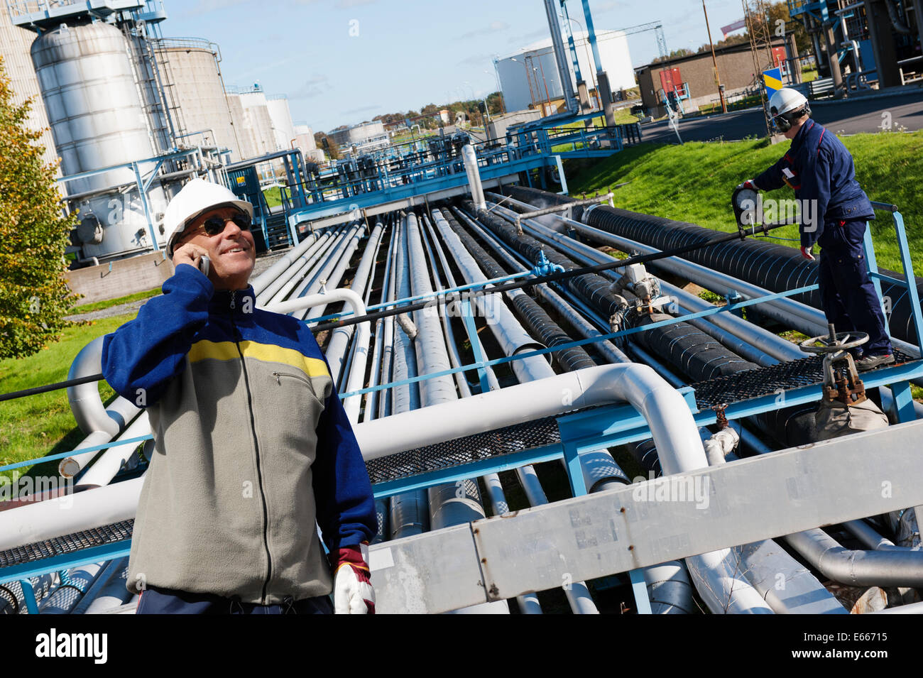 Il petrolio e il gas dei lavoratori con il gigante di oleodotti per raffineria Foto Stock