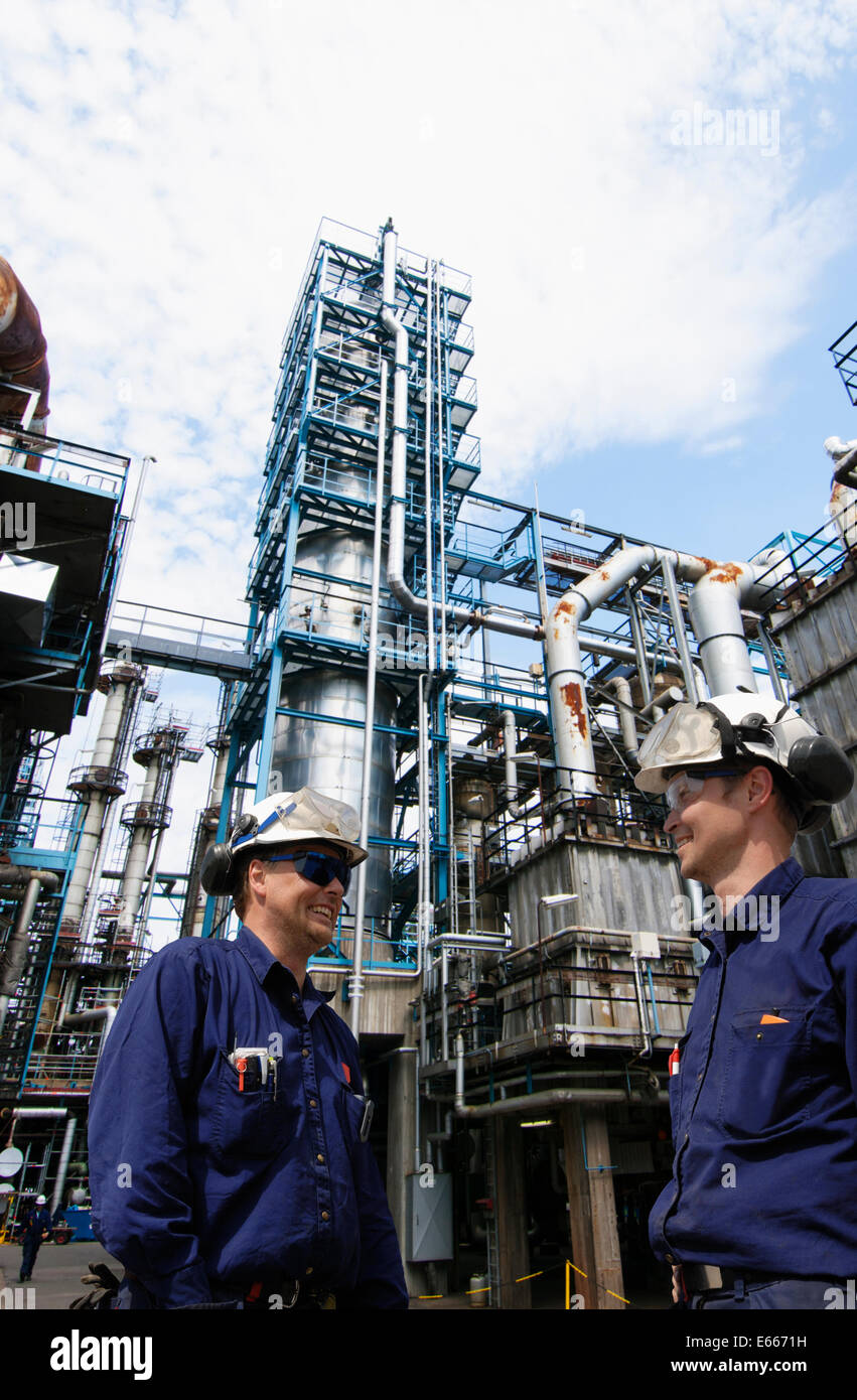 Il petrolio e il gas dei lavoratori all'interno della raffineria di grandi dimensioni Foto Stock