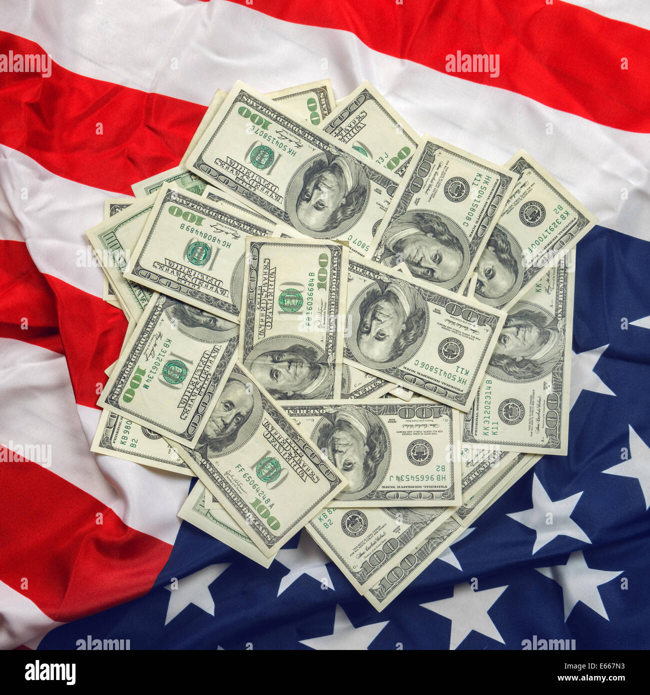 Dollaro e bandiera americana closeup Foto Stock
