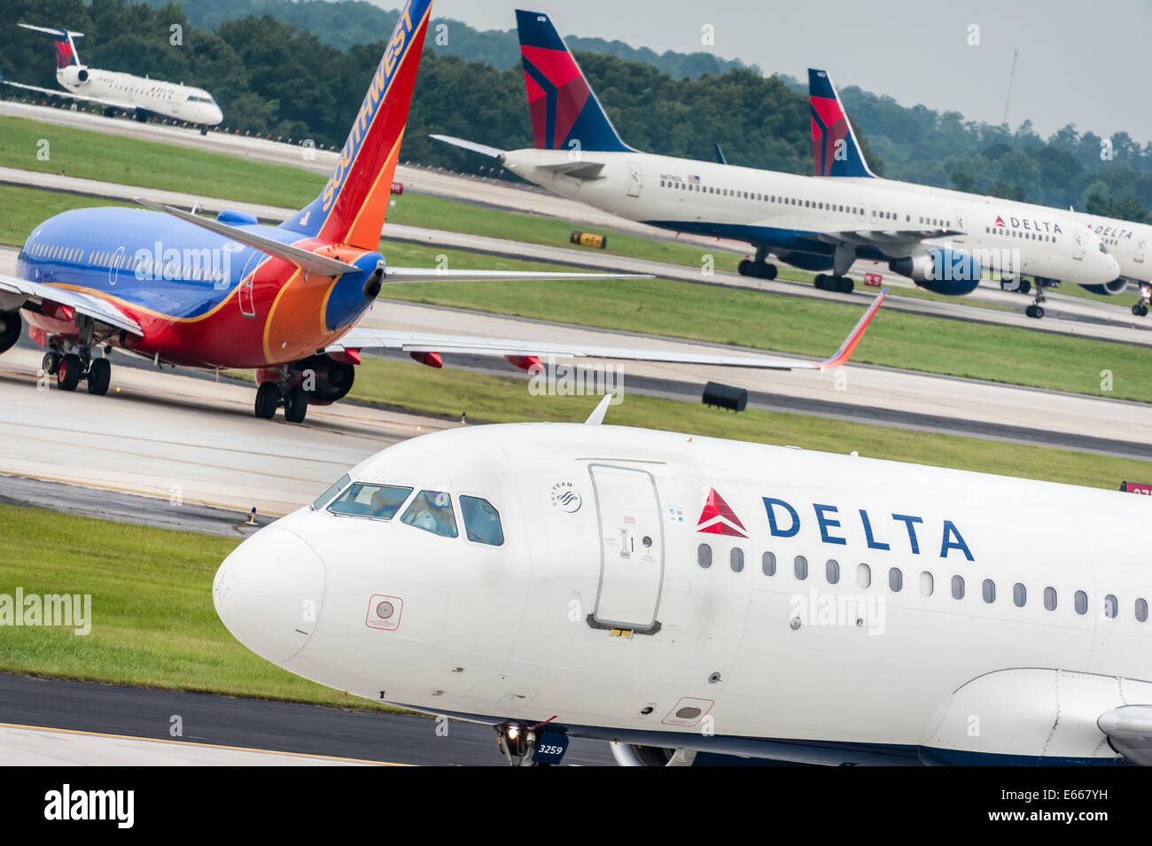 Una ridda di getti taxi per posizione dopo lo sbarco e prima del decollo al mondo aeroporto più trafficato, Atlanta International. Stati Uniti d'America. Foto Stock