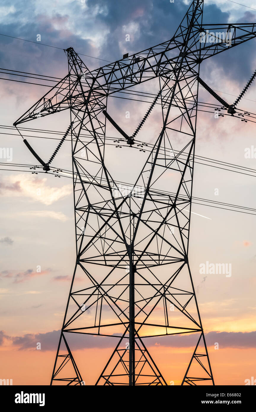 Torre di alimentazione - stagliano impalcature di una tensione alta torre powerline al tramonto. Stati Uniti d'America. Foto Stock