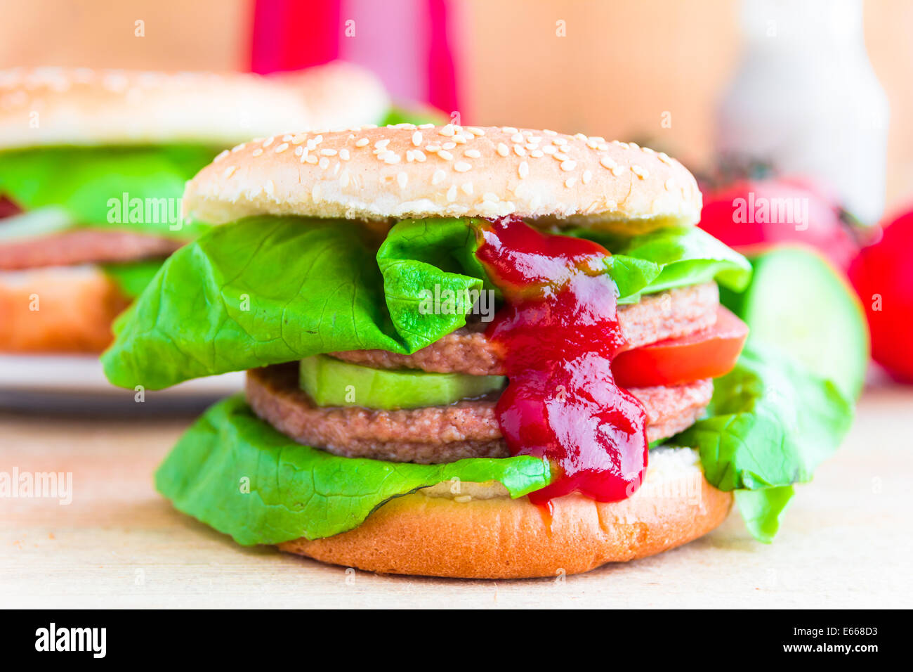Grande appetitosi cheeseburger con lattuga fresca e il cetriolo Foto Stock