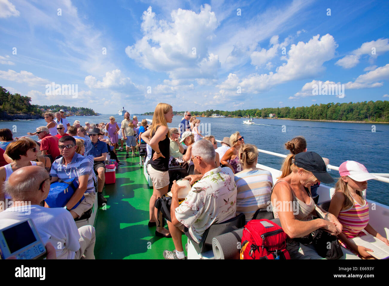 La Svezia, arcipelago di Stoccolma - Passeggeri su traghetto Foto Stock