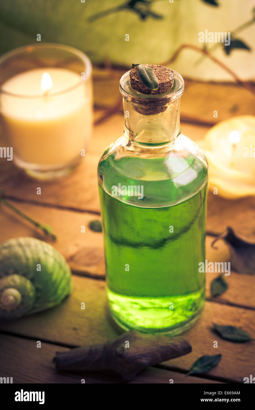 Primo piano di olio aromatico di massaggio - un elemento del benessere Foto Stock