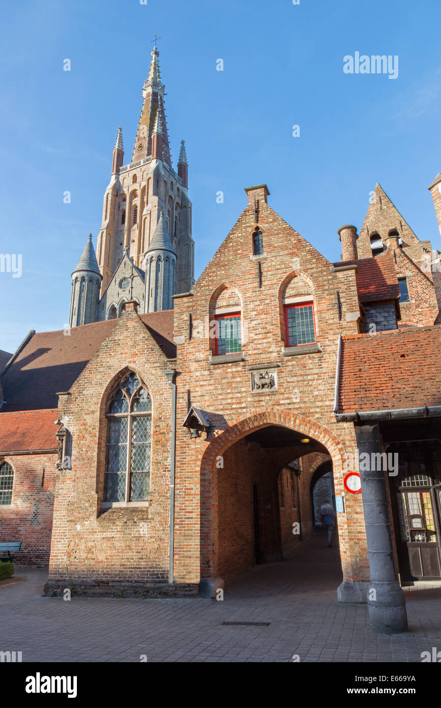 Bruges - Chiesa di Nostra Signora da cantiere di San Giovanni (ospedale Sint Janshospitaal) nella luce della sera Foto Stock