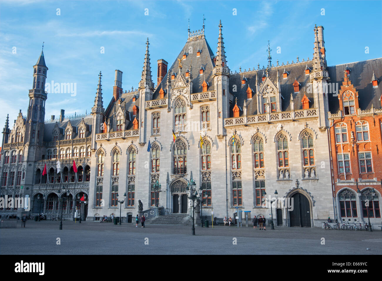 Bruges, Belgio - 11 giugno 2014: il Grote Markt e il Provinciaal Hof edificio gotico e Historium edificio nella luce della sera Foto Stock
