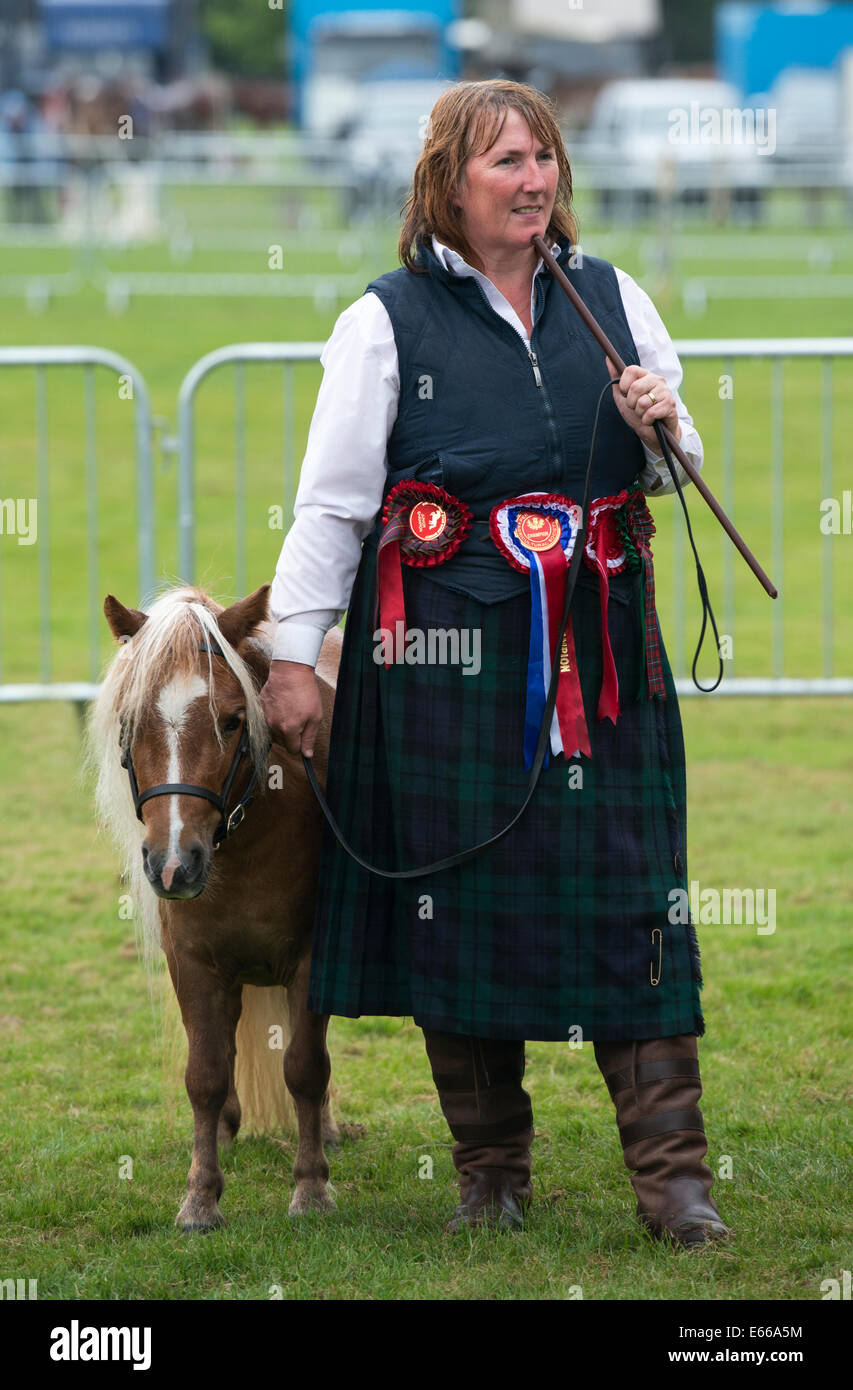 Donna e Pony a Perth Visualizza 2014, Perthshire Scozia. Foto Stock