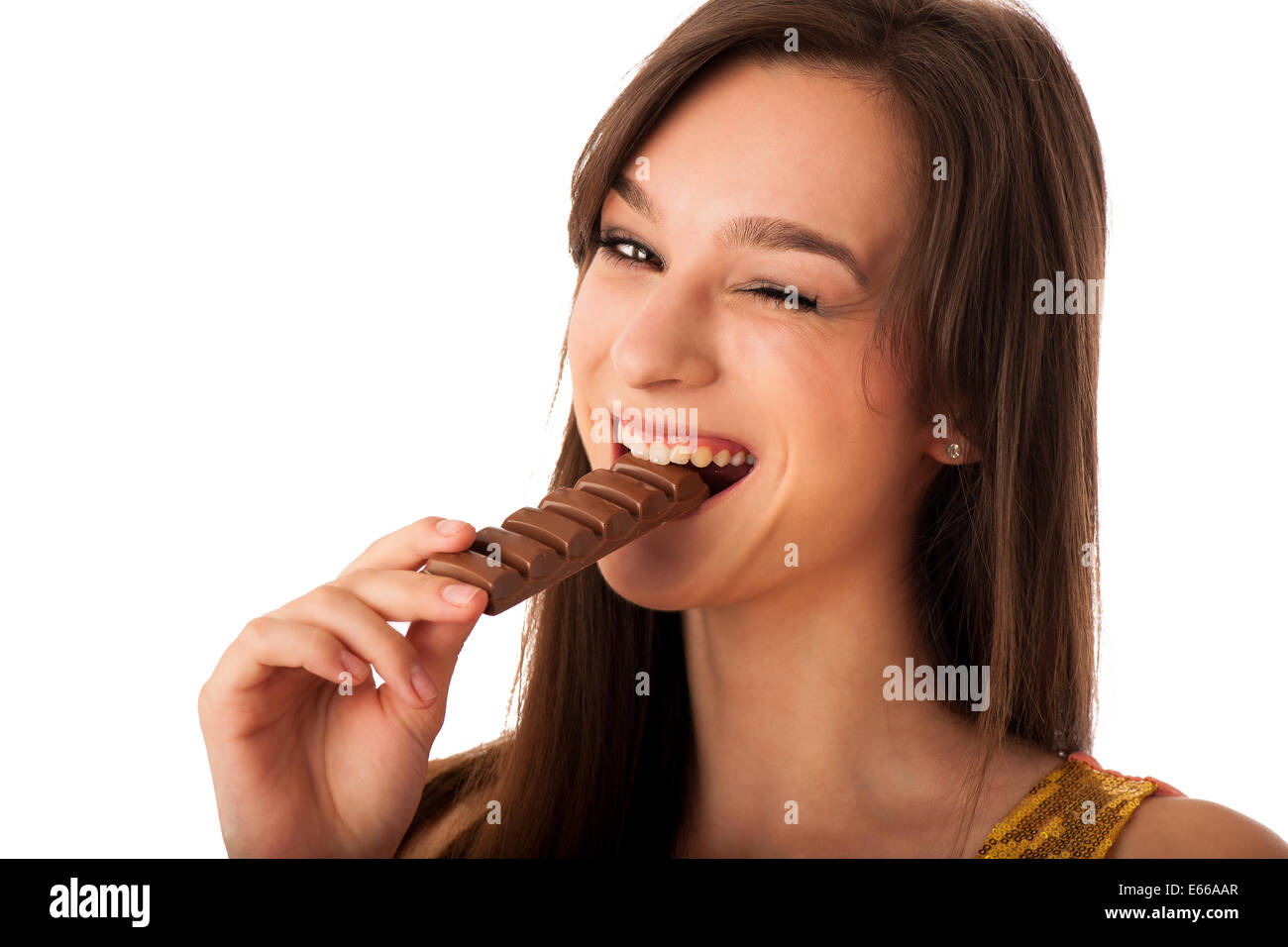 Bellissima giovane donna caucasica mangiando cioccolato isolate su sfondo bianco Foto Stock