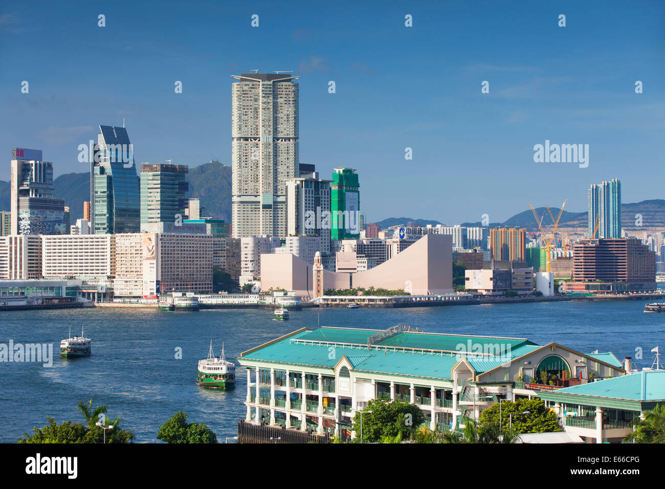 Vista di Tsim Sha Tsui skyline e dal Molo dei Traghetti Star, Hong Kong Foto Stock