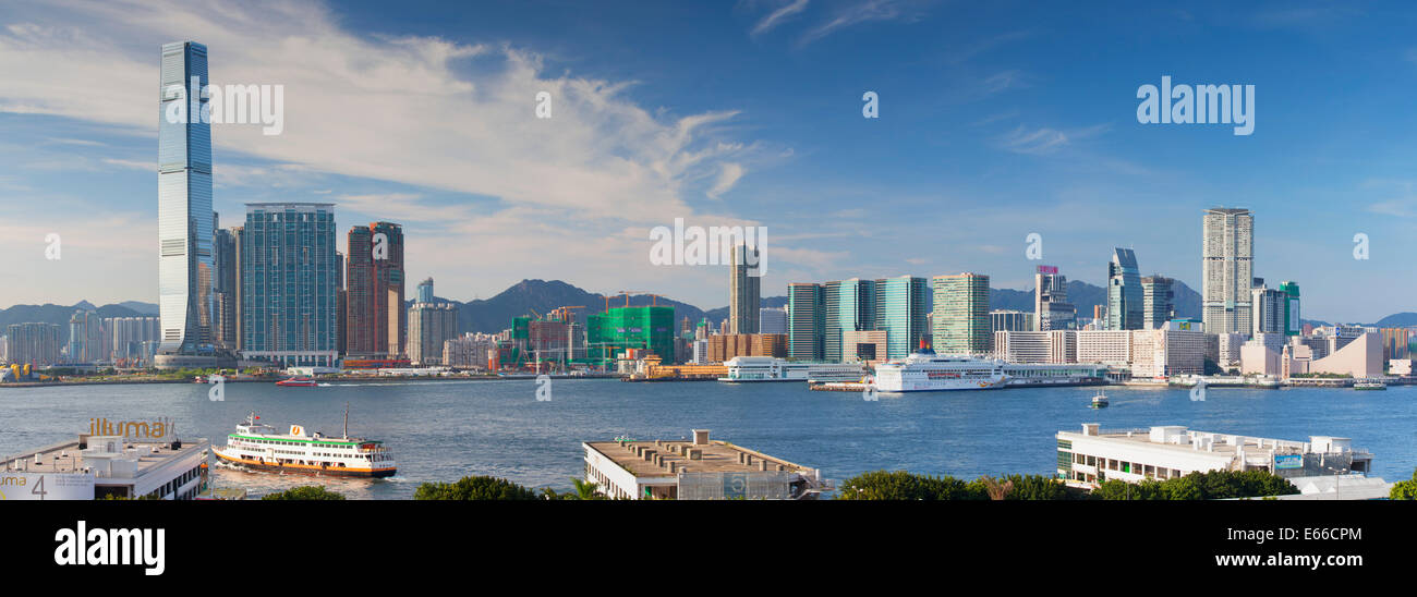 Vista di Tsim Sha Tsui e il West Kowloon skyline, Kowloon, Hong Kong Foto Stock