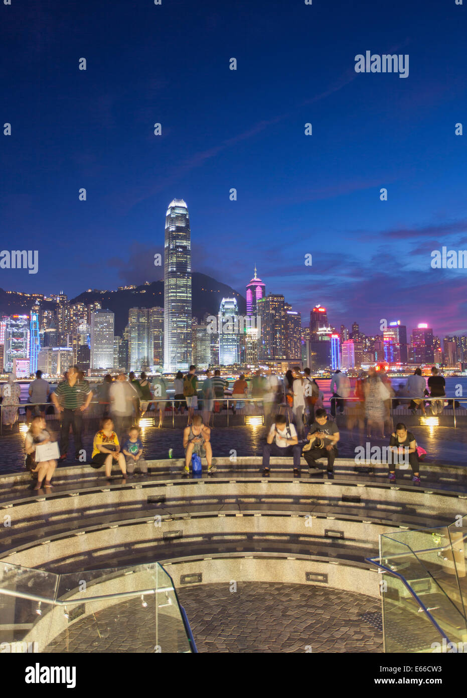 I turisti alla ricerca sull'Isola di Hong Kong skyline da Tsim Sha Tsui al crepuscolo, Hong Kong Foto Stock