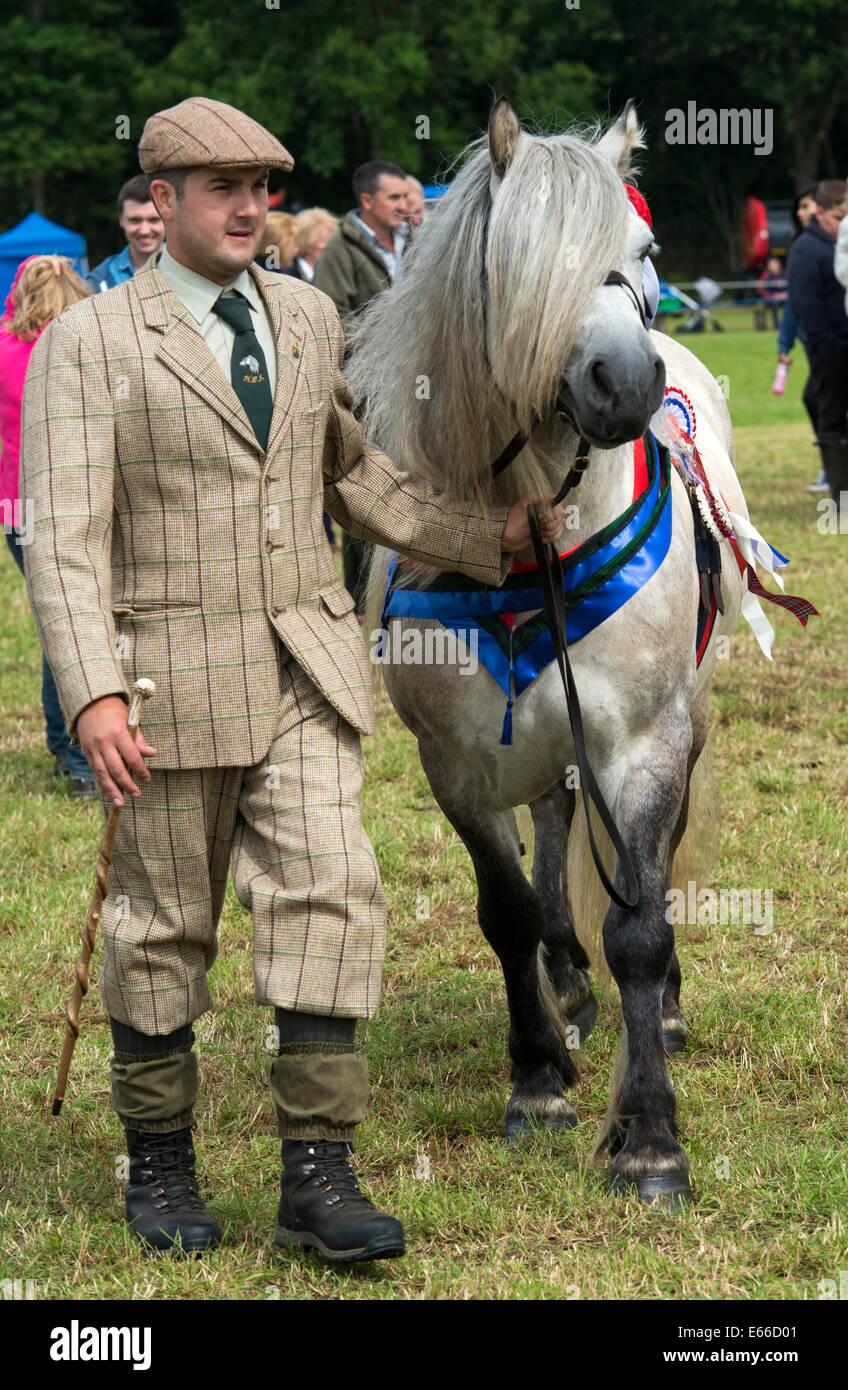 Stalking Ghillie con il suo Highland Pony, a 2014 Aberfeldy Visualizza, Scozia. Foto Stock