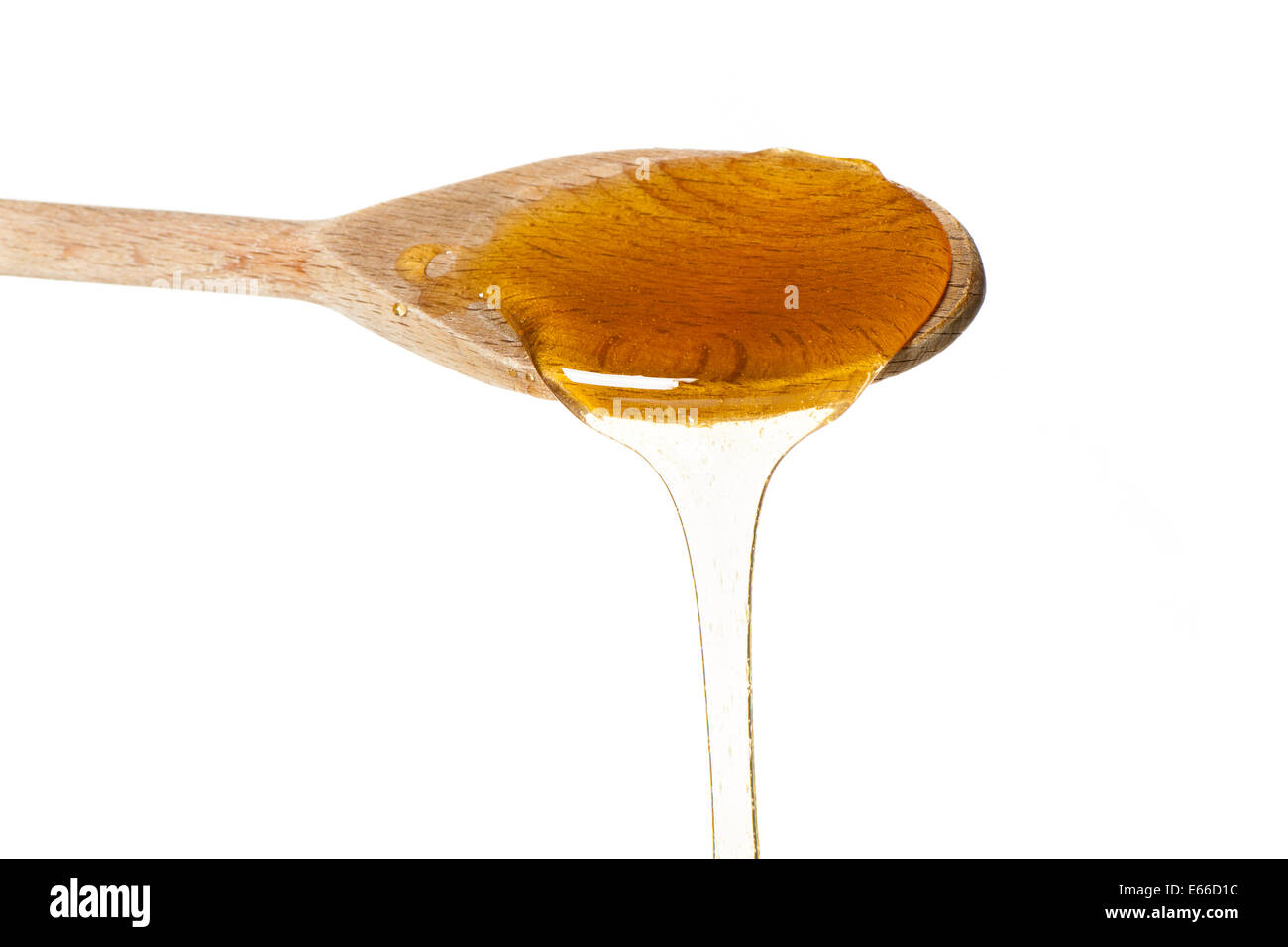 Un cucchiaio colmo di miele isolato su bianco Foto Stock