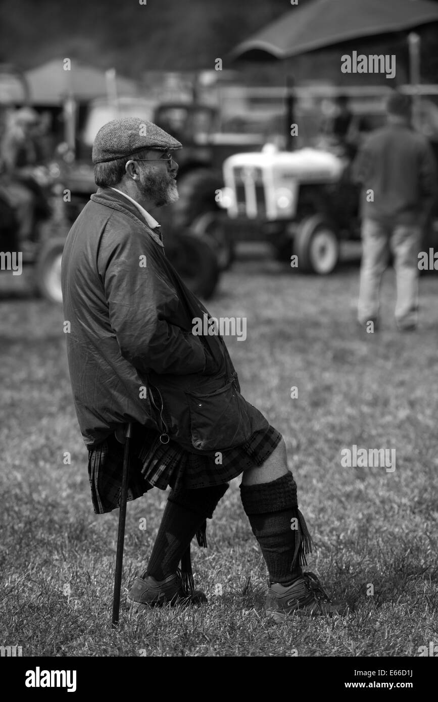 Uomo scozzese, seduto su di una levetta di scatto e guardare gli eventi per il 2014 Aberfledy Show e Giochi delle Highland, Scozia. Foto Stock