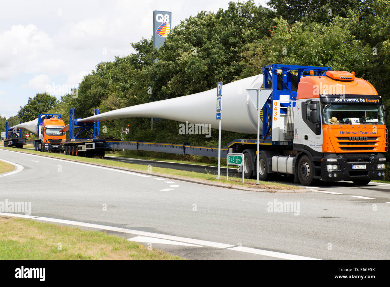 Pale per turbine eoliche su carrelli di trasporto ad una stazione di servizio autostradale in Danimarca Foto Stock