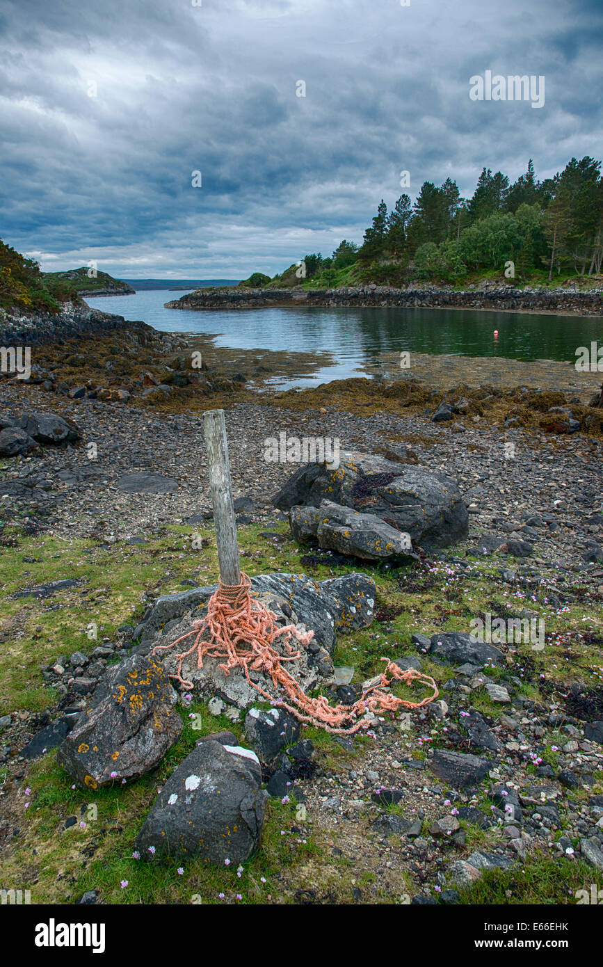 Vecchio posto di ormeggio e di corda, tra le rocce e la parsimonia sul bordo del Loch un Eisg-Brachaidh, Assynt, Highlands Scozzesi. Foto Stock