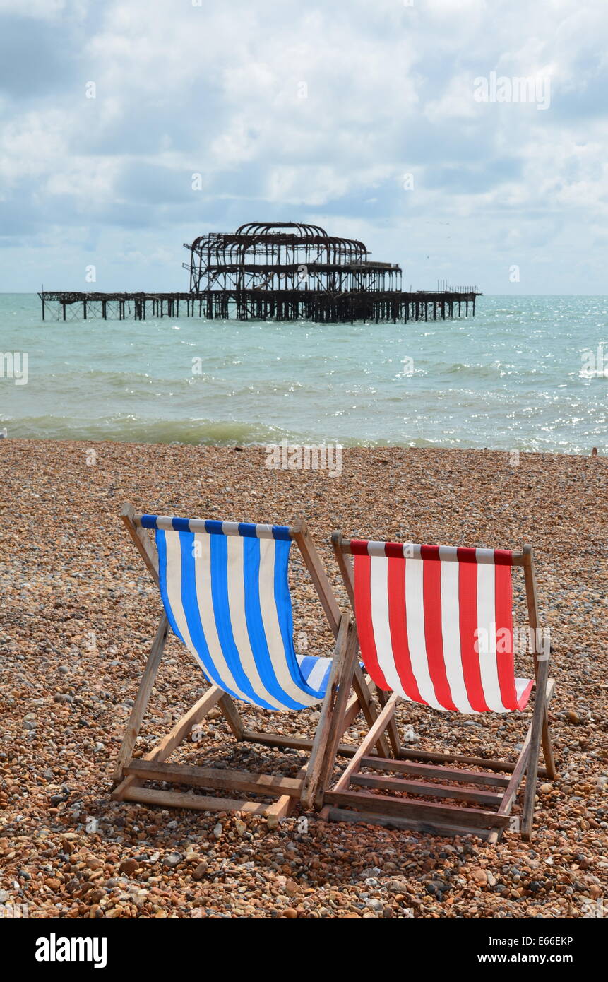 Sedia a sdraio sulla spiaggia di Brighton. Foto Stock