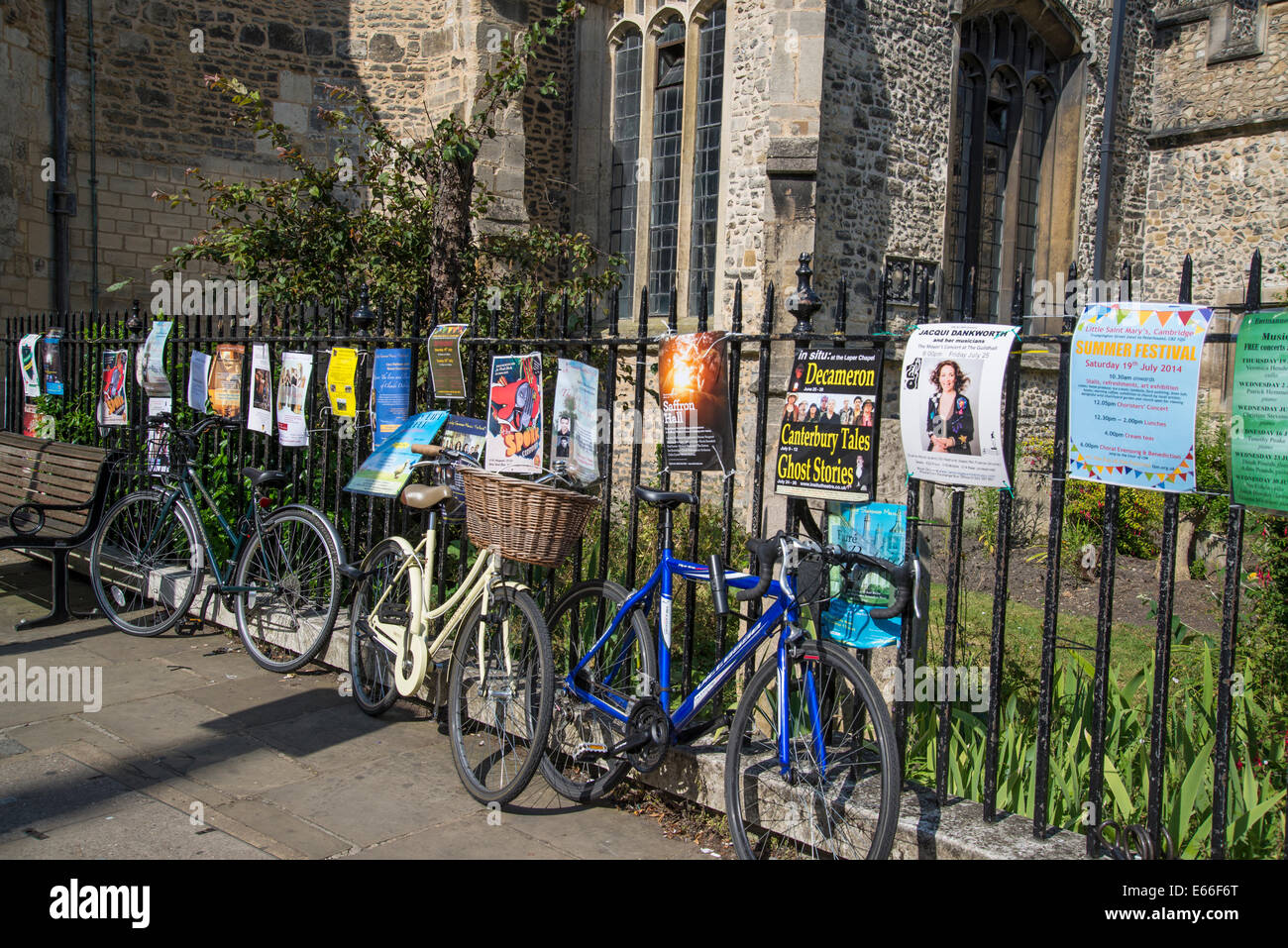Tipica scena con le biciclette e i poster attaccato ad un recinto, Cambridge, Inghilterra, Regno Unito Foto Stock