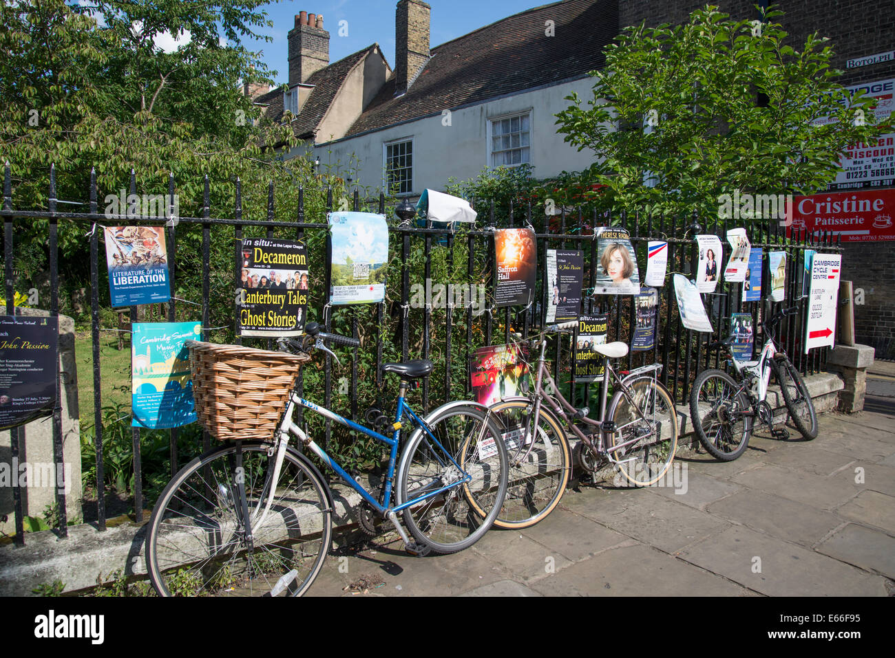 Tipica scena con le biciclette e i poster attaccato ad un recinto, Cambridge, Inghilterra, Regno Unito Foto Stock