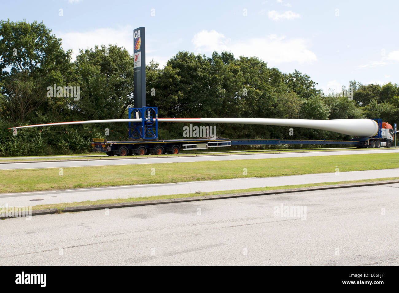 Pale per turbine eoliche su carrelli di trasporto ad una stazione di servizio autostradale in Danimarca Foto Stock