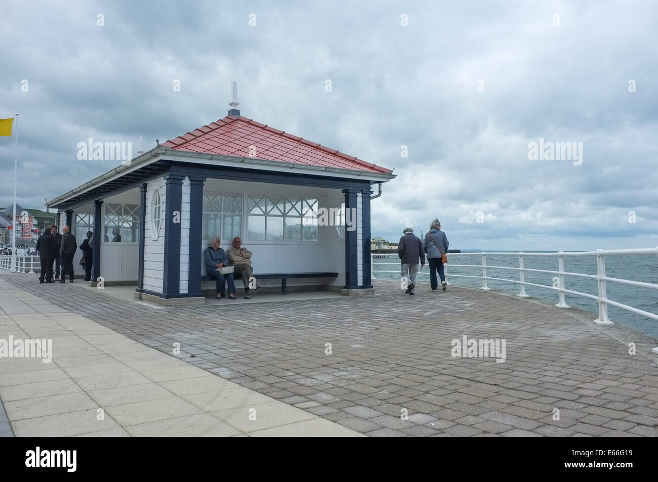 Aberystwyth Wales UK sabato 16 agosto 2014 Sei mesi dopo il feroce tempeste di inverno lasciato in rovine, Il Grade ii Listed è un rifugio pubblico su Aberystwyth promenade è stato riaperto ufficialmente sabato 16 agosto 2014 durante la città annuali di 'Sea2Shore' festival. Credito: keith morris/Alamy Live News Foto Stock