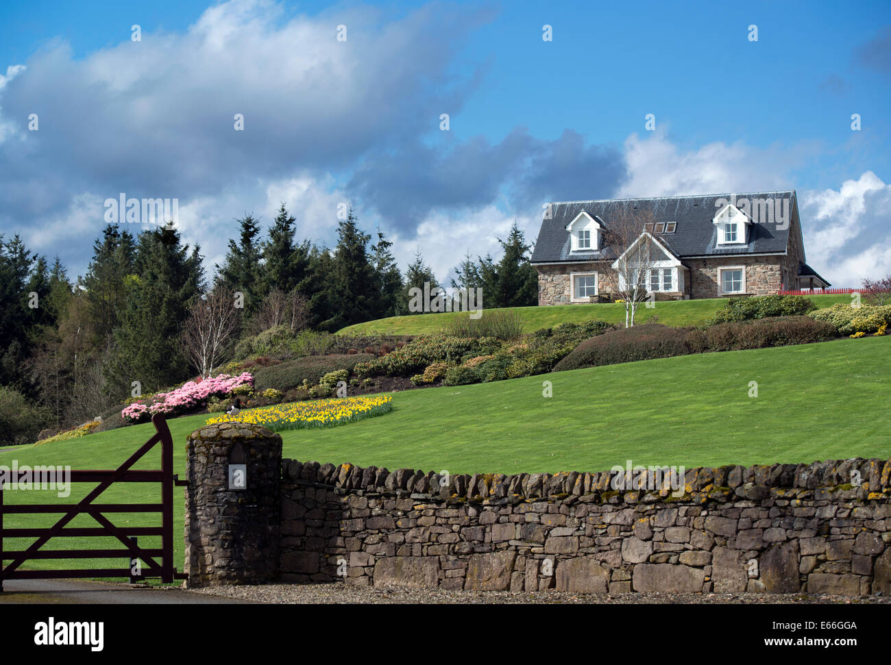 Grand House e ben curati giardini a molla, Perthshire Scozia. E nota la Oyster Catcher sull'gatepost! Foto Stock