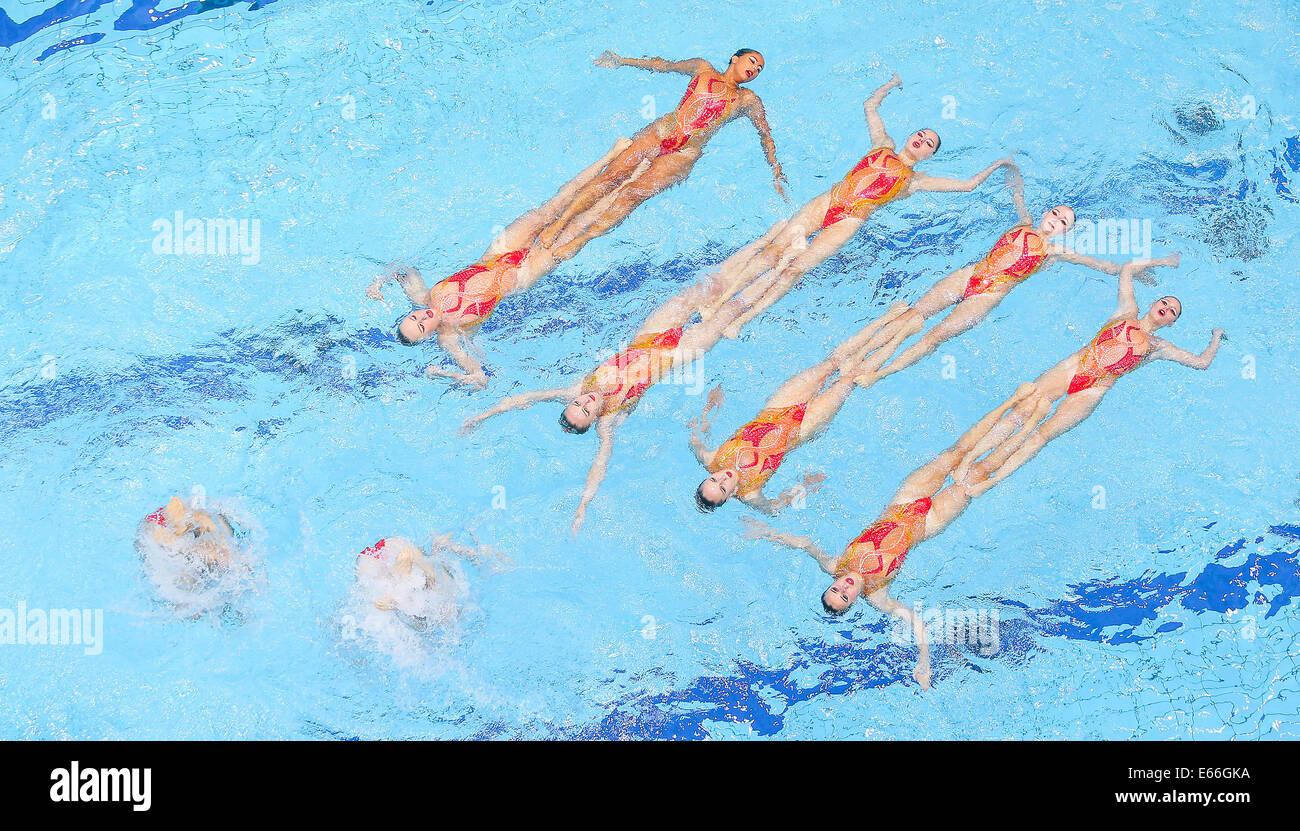 Berlino, Germania. Il 15 agosto, 2014. Il team della Svizzera compete nel nuoto sincronizzato libera combinazione preliminare al XXXII LEN European Swimming Championships 2014 al Schwimm- und Palazzetto Europa-Sportpark im (SSE) di Berlino, Germania, 15 agosto 2014. Foto: Annibale/dpa/Alamy Live News Foto Stock