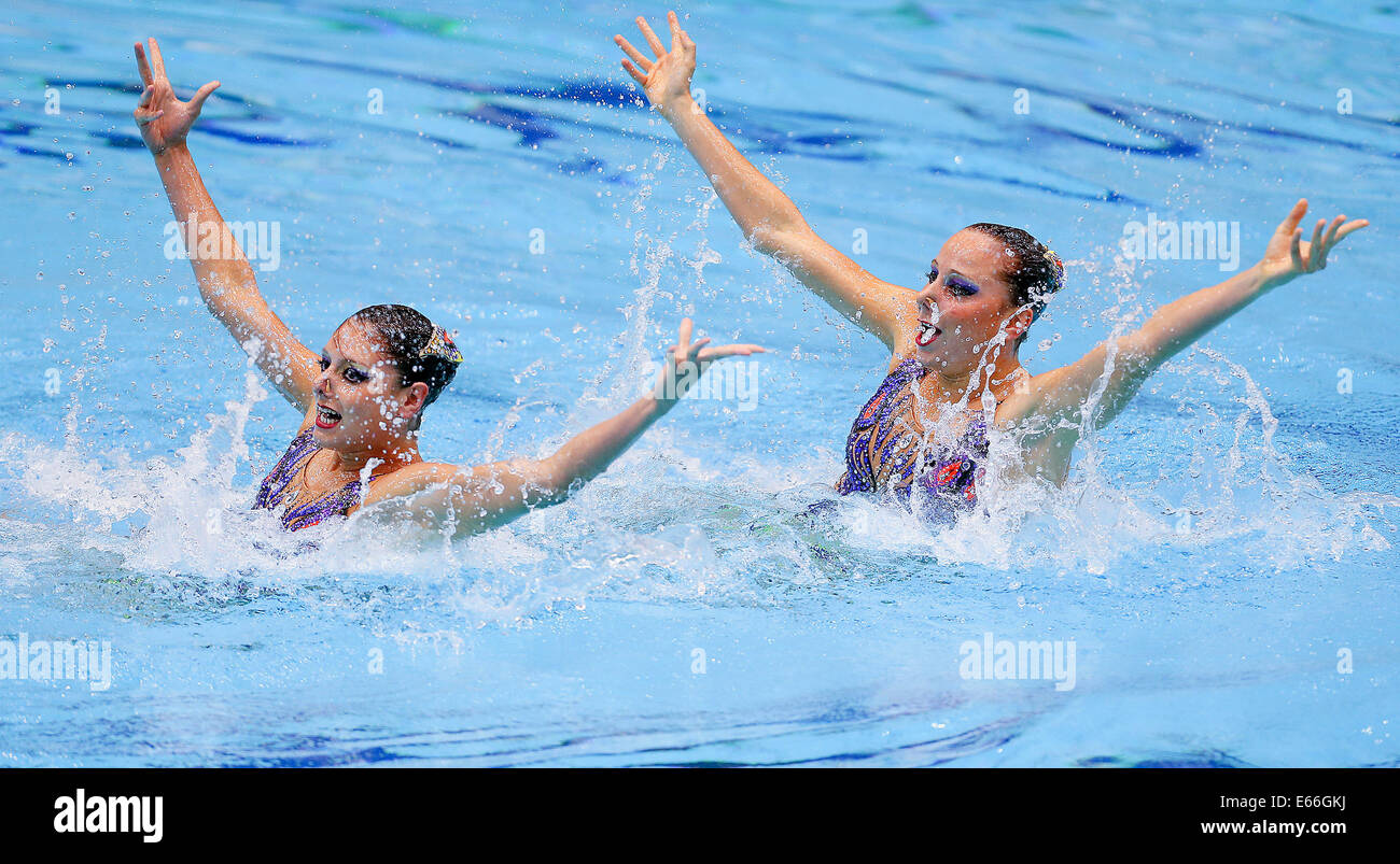 Berlino, Germania. 16 Ago, 2014. Linda Cerruti e Costanza Ferro di Italia compete nel nuoto sincronizzato Duet libero finale di routine in occasione della trentaduesima LEN European Swimming Championships 2014 al Schwimm- und Palazzetto Europa-Sportpark im (SSE) di Berlino, Germania, 16 agosto 2014. Foto: Annibale/dpa/Alamy Live News Foto Stock