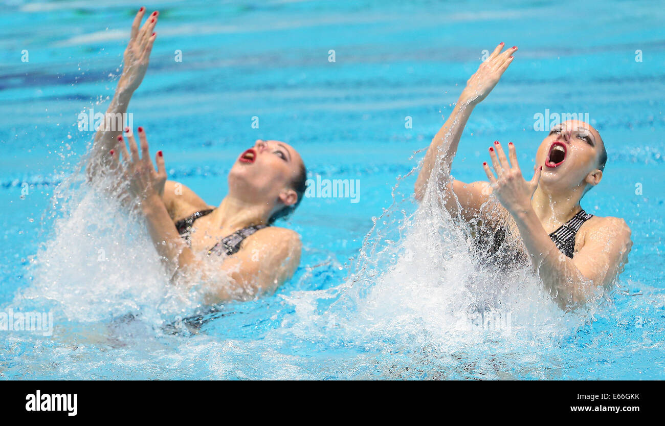 Berlino, Germania. 16 Ago, 2014. Daria Korobova e Svetlana Kolesnichenko della Russia compete nel nuoto sincronizzato Duet libero finale di routine in occasione della trentaduesima LEN European Swimming Championships 2014 al Schwimm- und Palazzetto Europa-Sportpark im (SSE) di Berlino, Germania, 16 agosto 2014. Duetto russo ha vinto l'oro. Foto: Annibale/dpa/Alamy Live News Foto Stock