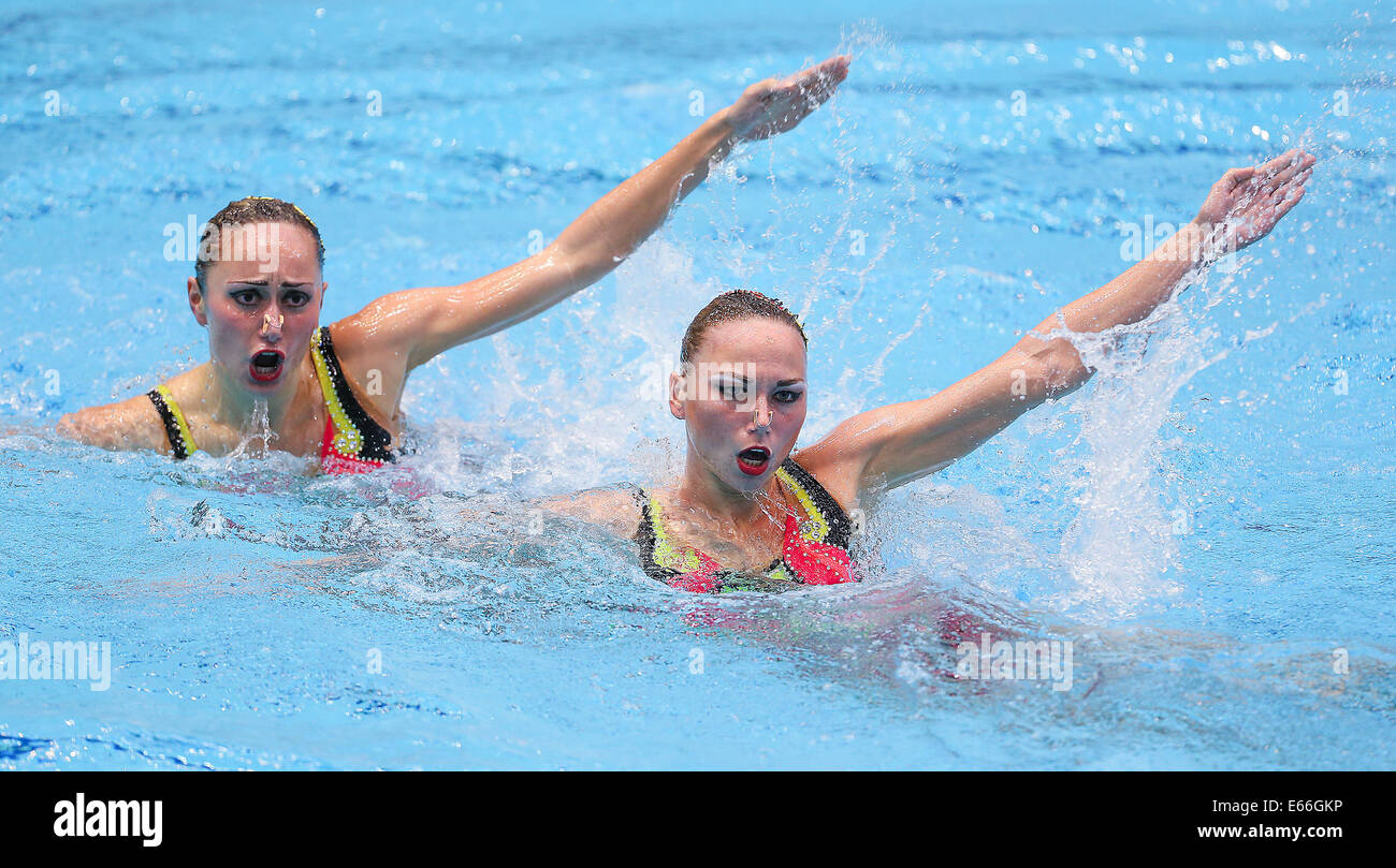 Berlino, Germania. 16 Ago, 2014. Lolita Ananasova e Anna Voloshyna dell'Ucraina compete nel nuoto sincronizzato Duet libero finale di routine in occasione della trentaduesima LEN European Swimming Championships 2014 al Schwimm- und Palazzetto Europa-Sportpark im (SSE) di Berlino, Germania, 16 agosto 2014. L'Ucraina duet ha vinto l'argento. Foto: Annibale/dpa/Alamy Live News Foto Stock