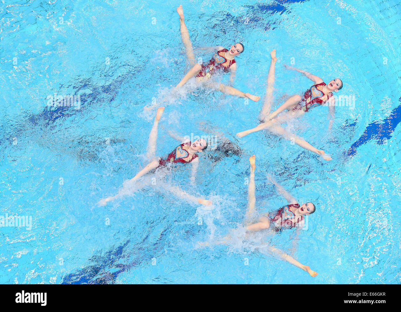 Berlino, Germania. Il 15 agosto, 2014. Team di Gran Bretagna compete nel nuoto sincronizzato libera combinazione preliminare al XXXII LEN European Swimming Championships 2014 al Schwimm- und Palazzetto Europa-Sportpark im (SSE) di Berlino, Germania, 15 agosto 2014. Foto: Annibale/dpa/Alamy Live News Foto Stock