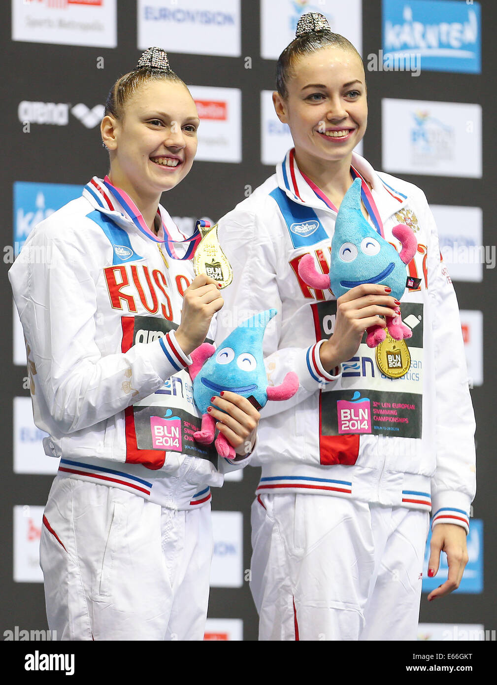 Berlino, Germania. 16 Ago, 2014. Daria Korobova e Svetlana Kolesnichenko della Russia presente medaglie d oro dopo aver vinto il nuoto sincronizzato Duet libero finale di routine in occasione della trentaduesima LEN European Swimming Championships 2014 al Schwimm- und Palazzetto Europa-Sportpark im (SSE) di Berlino, Germania, 16 agosto 2014. Duetto russo ha vinto l'oro. Foto: Annibale/dpa/Alamy Live News Foto Stock