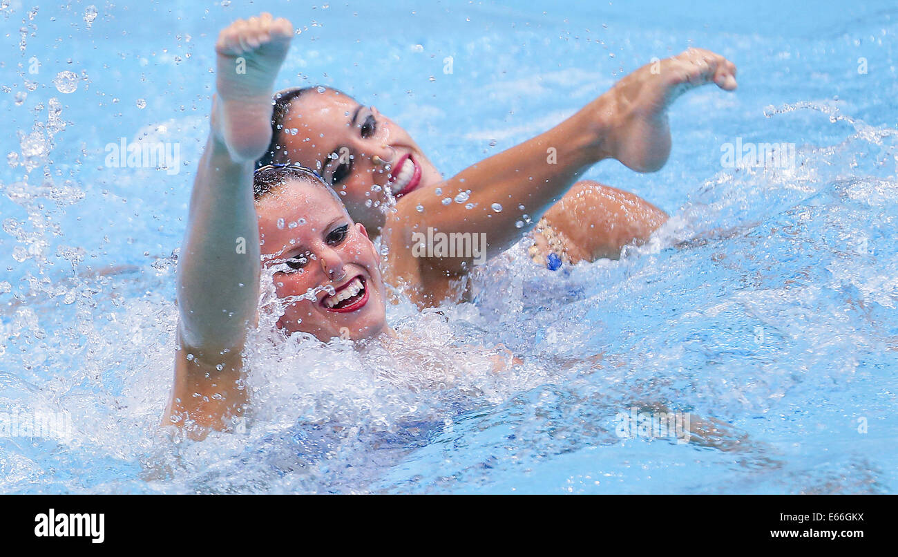Berlino, Germania. 16 Ago, 2014. Ona Carbonell e Paula Klamburg di Spagna compete nel nuoto sincronizzato Duet libero finale di routine in occasione della trentaduesima LEN European Swimming Championships 2014 al Schwimm- und Palazzetto Europa-Sportpark im (SSE) di Berlino, Germania, 16 agosto 2014. La Spagna ha vinto duet bronce. Foto: Annibale/dpa/Alamy Live News Foto Stock