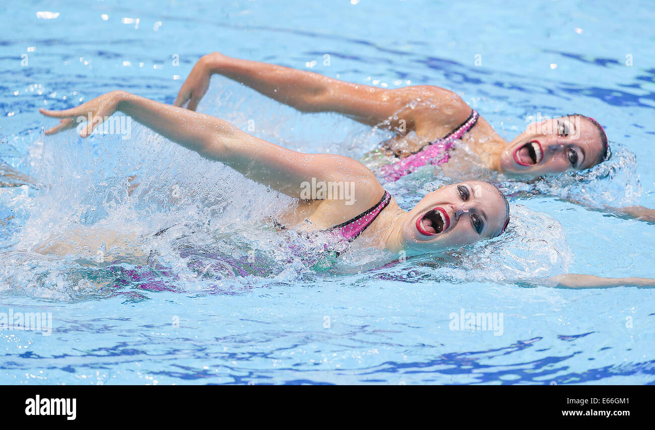 Berlino, Germania. 16 Ago, 2014. Laura Auge e Margaux Chretien della Francia compete nel nuoto sincronizzato Duet libero finale di routine in occasione della trentaduesima LEN European Swimming Championships 2014 al Schwimm- und Palazzetto Europa-Sportpark im (SSE) di Berlino, Germania, 16 agosto 2014. Foto: Annibale/dpa/Alamy Live News Foto Stock