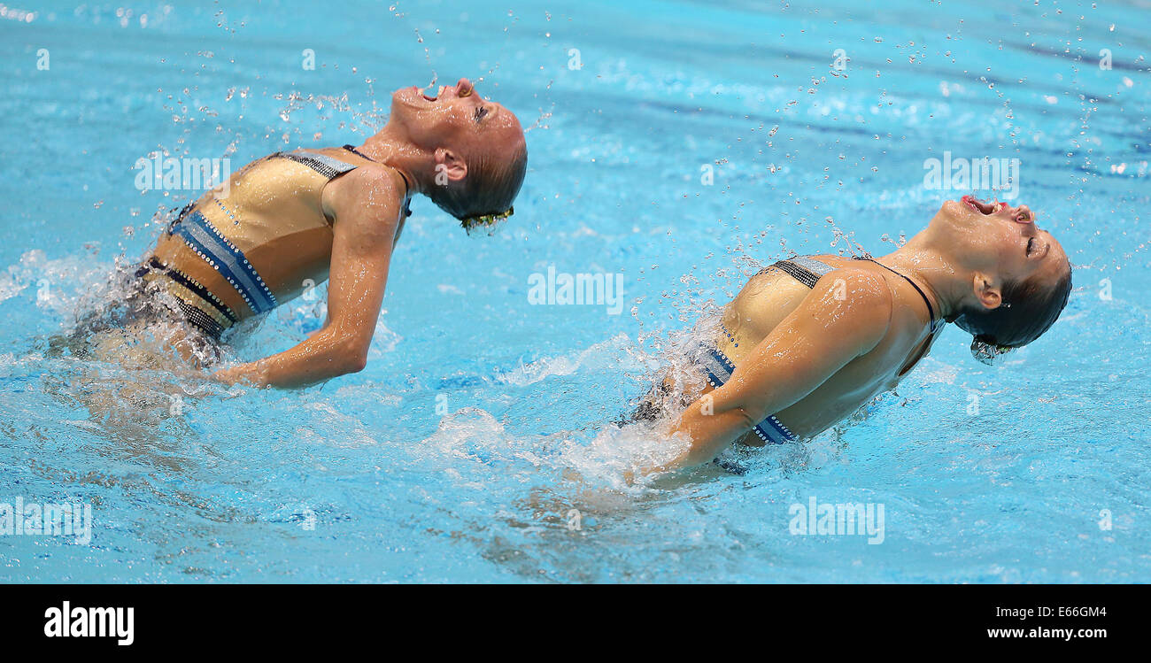 Berlino, Germania. 16 Ago, 2014. Sona Bernardova e Alzbeta Dufkova della Repubblica ceca compete nel nuoto sincronizzato Duet libero finale di routine in occasione della trentaduesima LEN European Swimming Championships 2014 al Schwimm- und Palazzetto Europa-Sportpark im (SSE) di Berlino, Germania, 16 agosto 2014.Foto: Annibale/dpa/Alamy Live News Foto Stock