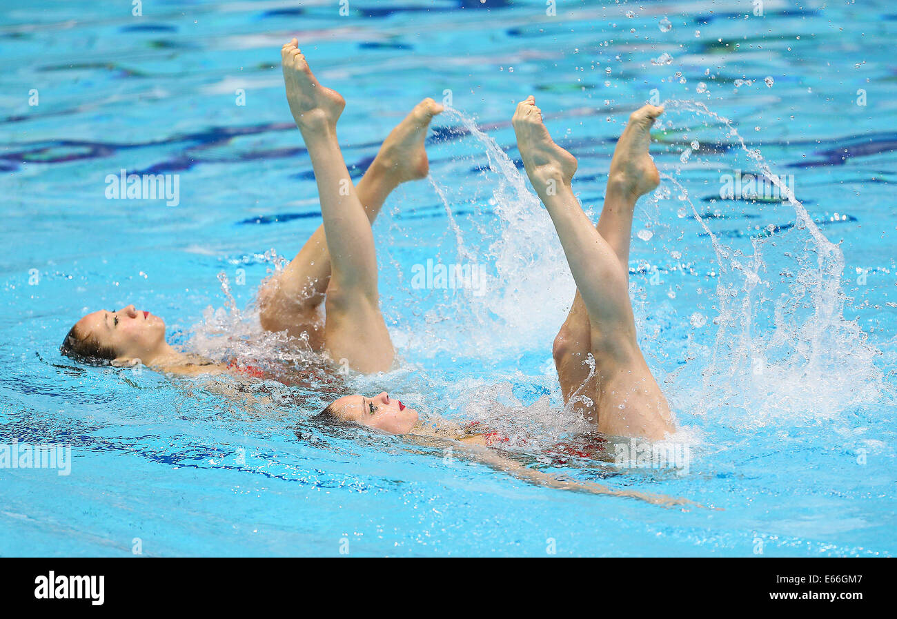 Berlino, Germania. 16 Ago, 2014. Christina Maat e Margot de Graaf del Paesi Bassi compete nel nuoto sincronizzato Duet libero finale di routine in occasione della trentaduesima LEN European Swimming Championships 2014 al Schwimm- und Palazzetto Europa-Sportpark im (SSE) di Berlino, Germania, 16 agosto 2014. Foto: Annibale/dpa/Alamy Live News Foto Stock
