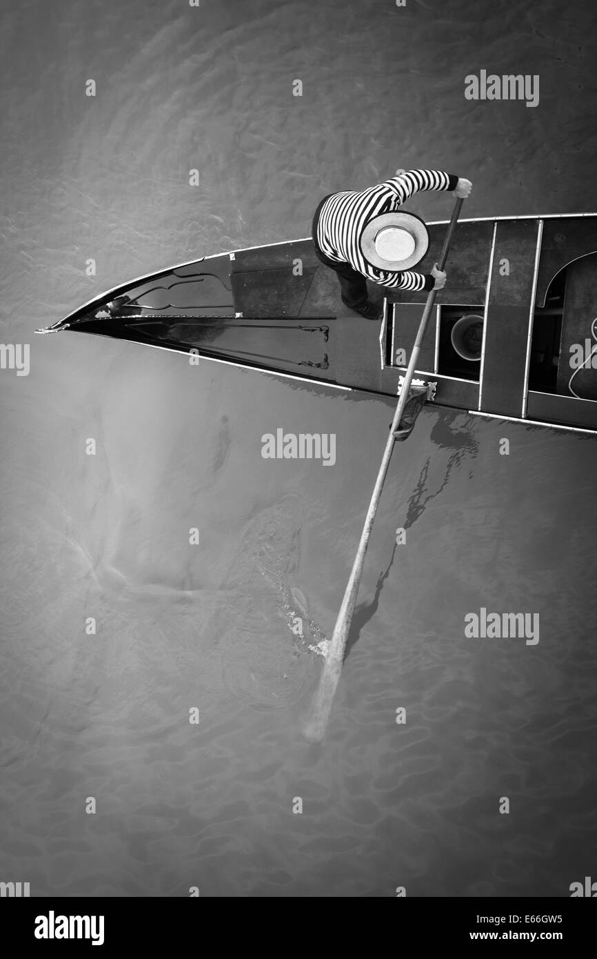 Vista della gondola e gondoliere dal di sopra con un ponte che attraversa il Canal Grande Foto Stock