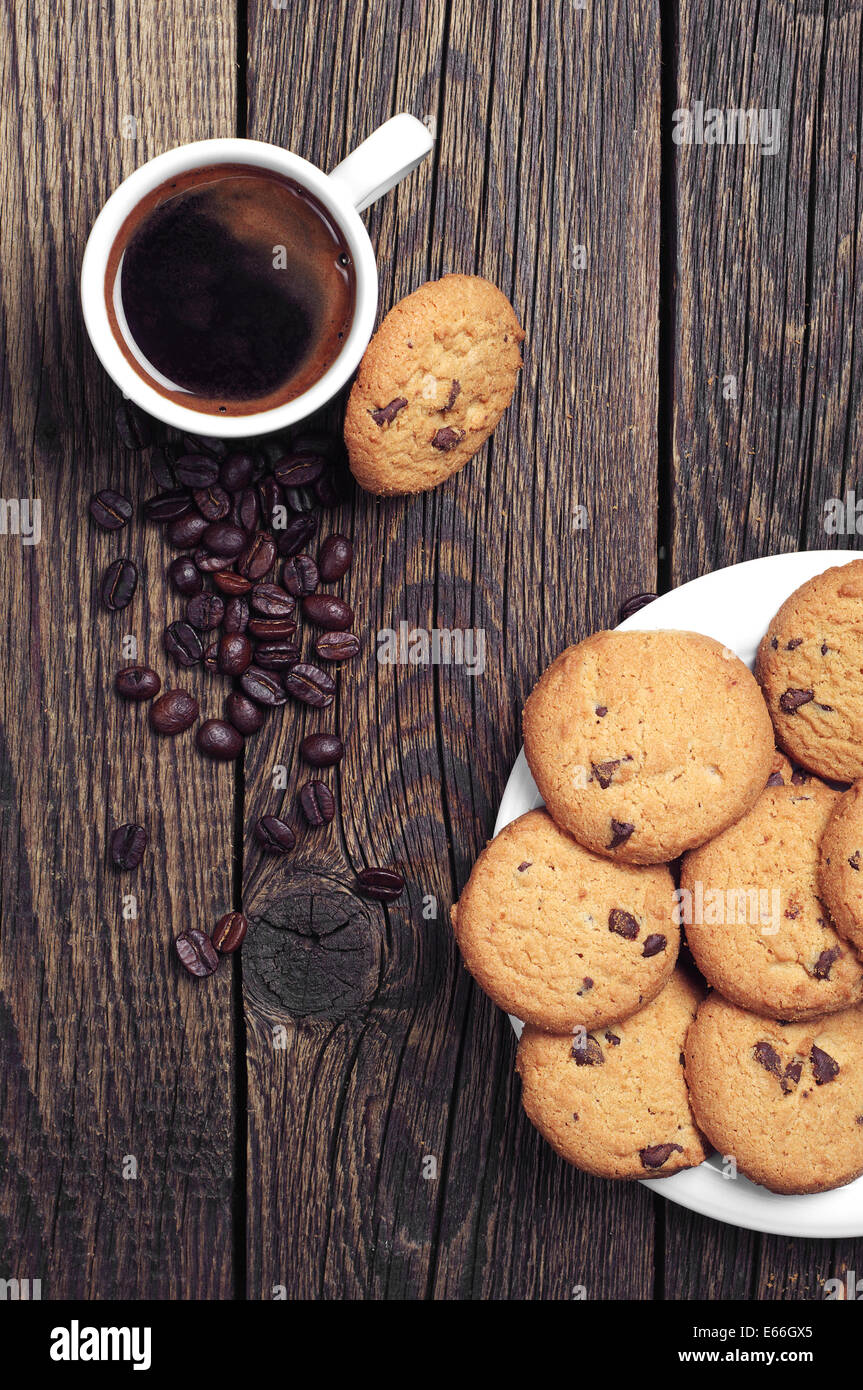 Vista superiore della tazza di caffè e gustosi biscotti al cioccolato Foto Stock