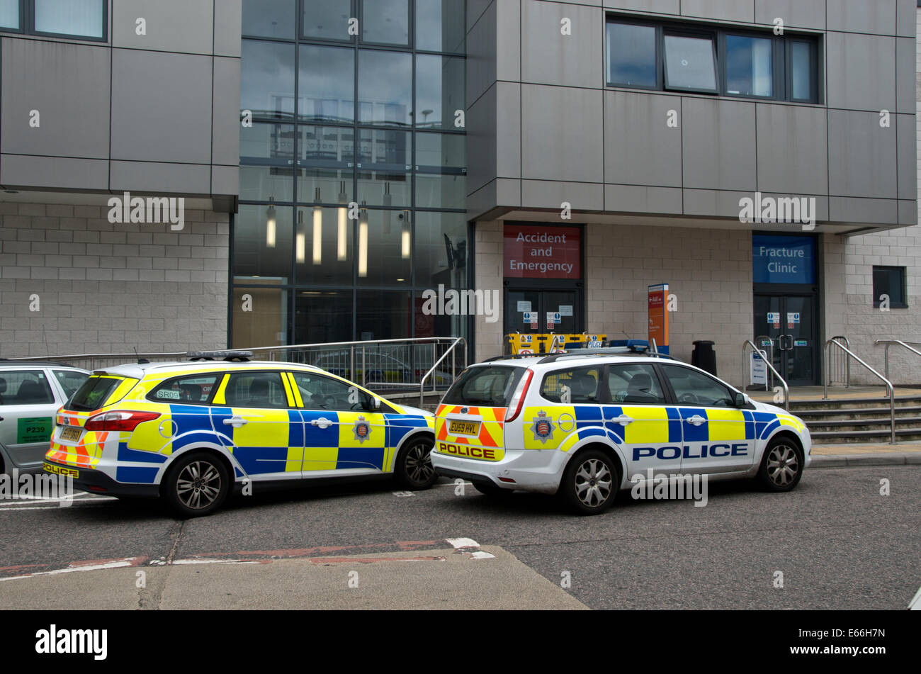 Una presenza della polizia in ospedale di Basildon, Basildon, Essex, Regno Unito Foto Stock