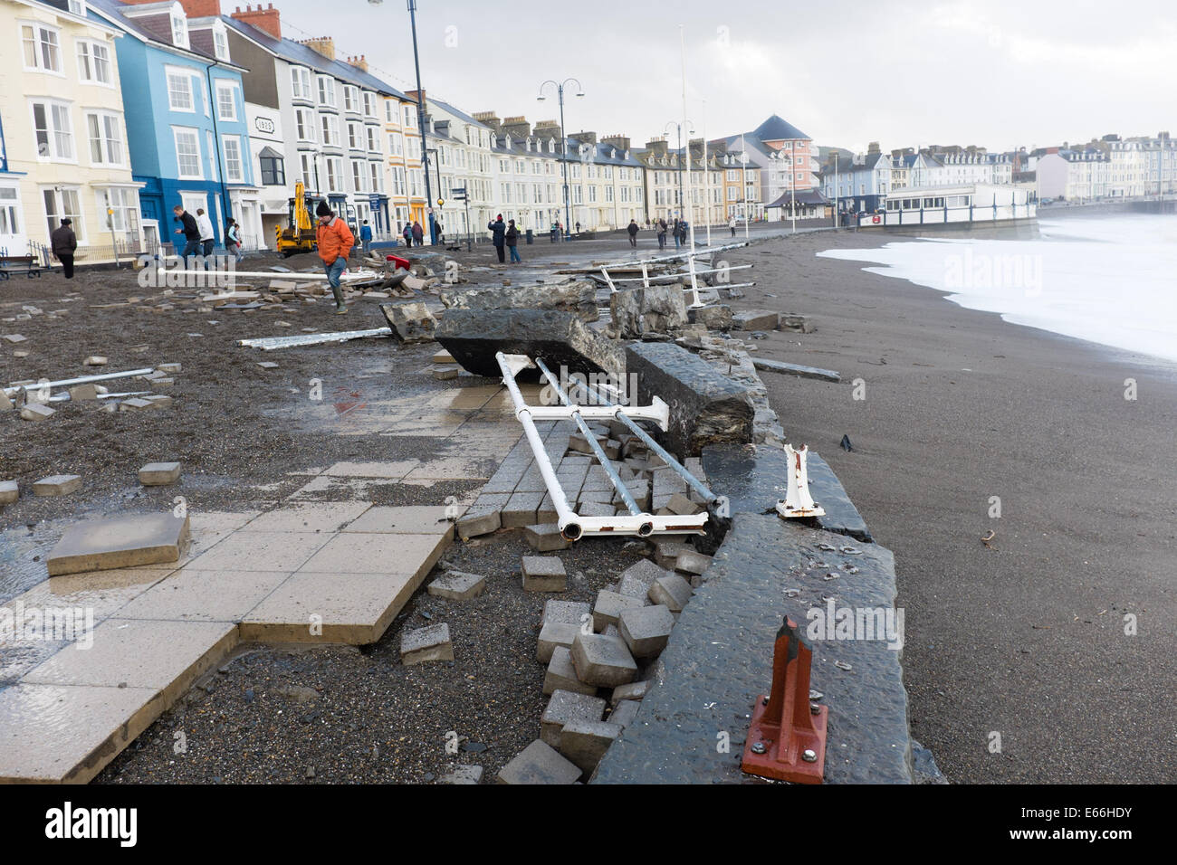 Aberystwyth, Wales, Regno Unito. 03 gennaio 2014. 8-prima: Promenade e ringhiere in mare durante una tempesta. Pulizia dopo la peggior tempesta a colpire Aberystwyth in memoria viva. Ampie parti del lungomare e ringhiere in mare sono stati strappati via durante la violenta tempesta questa mattina. Autorità locale lavoratori stima che il costo della chiarezza e per le riparazioni si; eseguire in diverse centinaia di migliaia di sterline. 5. 6m alto springtide e gale force south westerly venti portate massive tesse pounding contro il lungomare e il porto a Aberystwyth sulla West Wales coast. © keith morris/Alamy caratteristiche Foto Stock