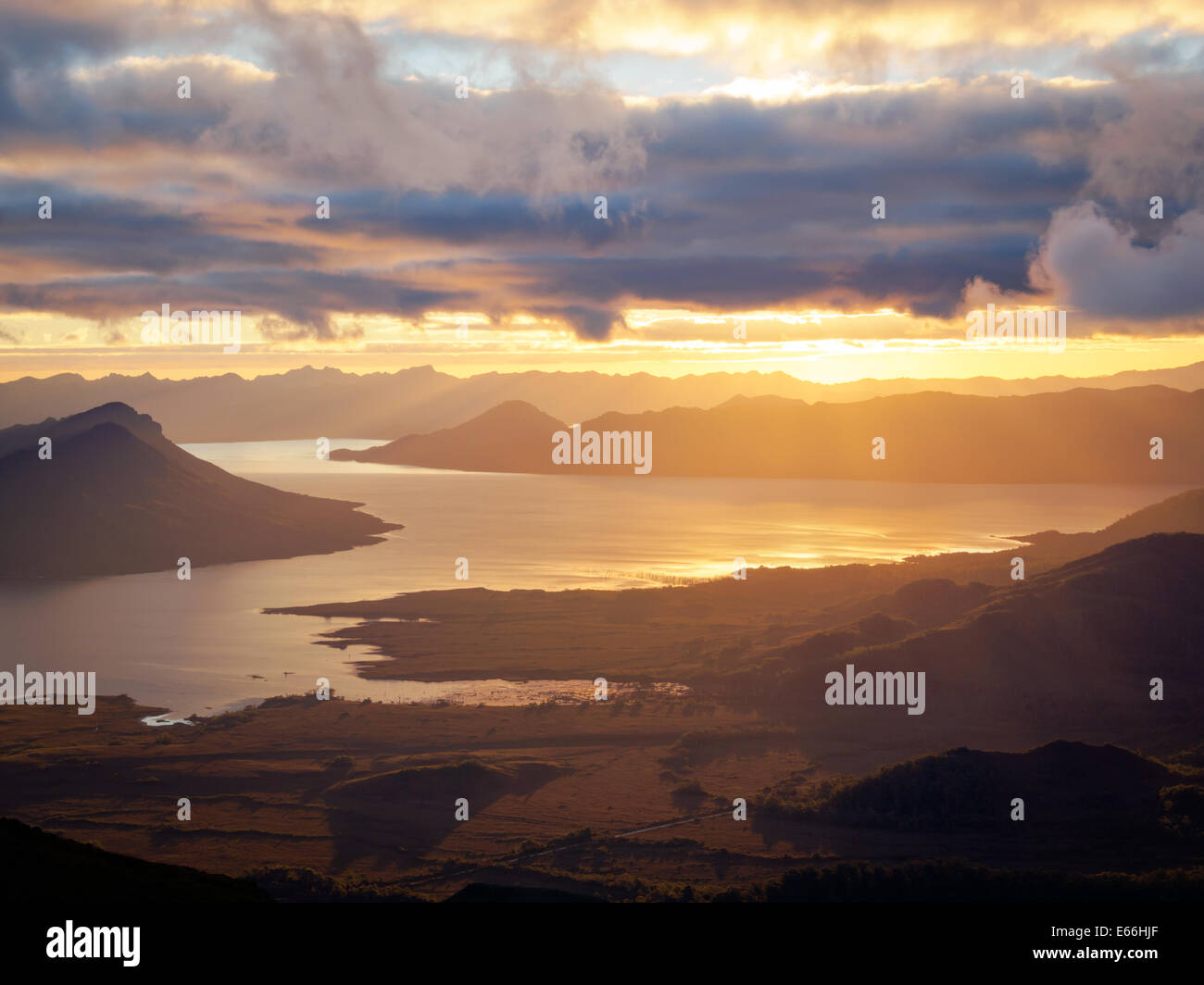 Tramonto sul lago Pedder, dalla High Camp sul Mt Anne via, southwest Tasmania Foto Stock