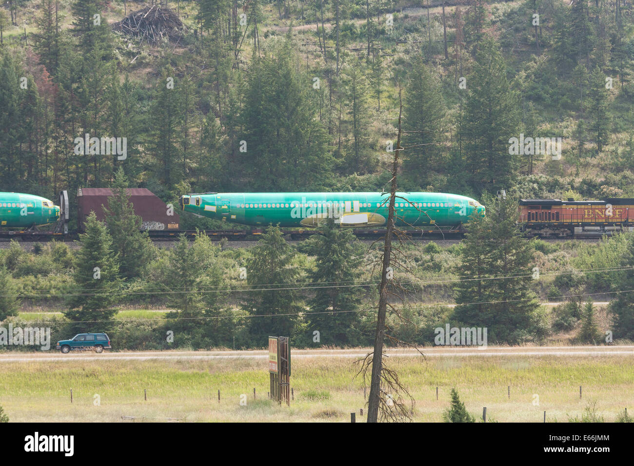 Verde avvolto in plastica aereo fusoliere di essere trasportati sul pianale vagone ferroviario, MT, STATI UNITI D'AMERICA Foto Stock