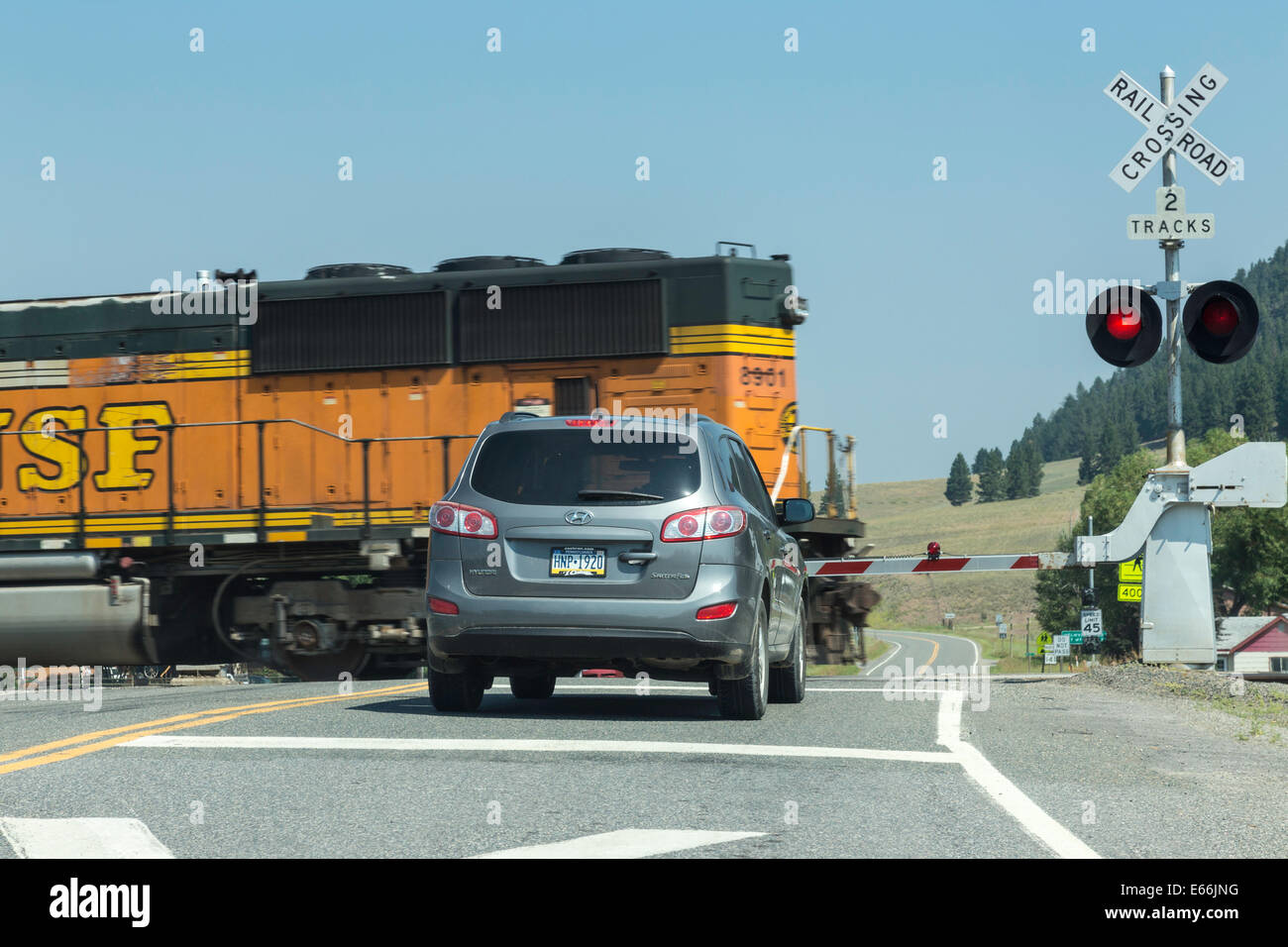 Macchina arrestata per treno in attraversamento ferroviario, Montana, USA Foto Stock