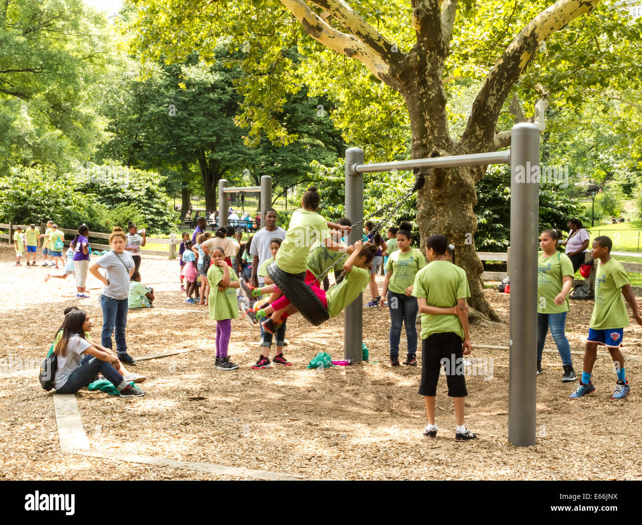 Bambini che giocano, Heckscher parco giochi, al Central Park di New York Foto Stock