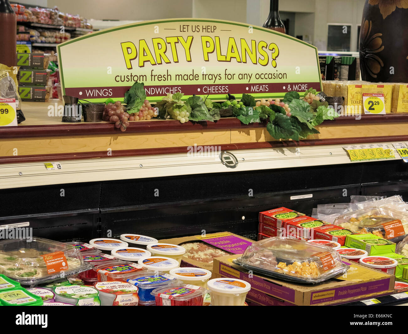 Preparate i vassoi di partito, Smith's Food and Drug Store a Great Falls, Montana, USA Foto Stock
