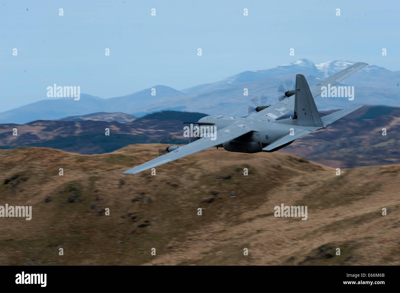 Il C-130 Hercules velivoli da trasporto tattico è il cavallo di battaglia della RAF nel settore dei trasporti aerei (A) flotta ed è in base a RAF Lyneha Foto Stock