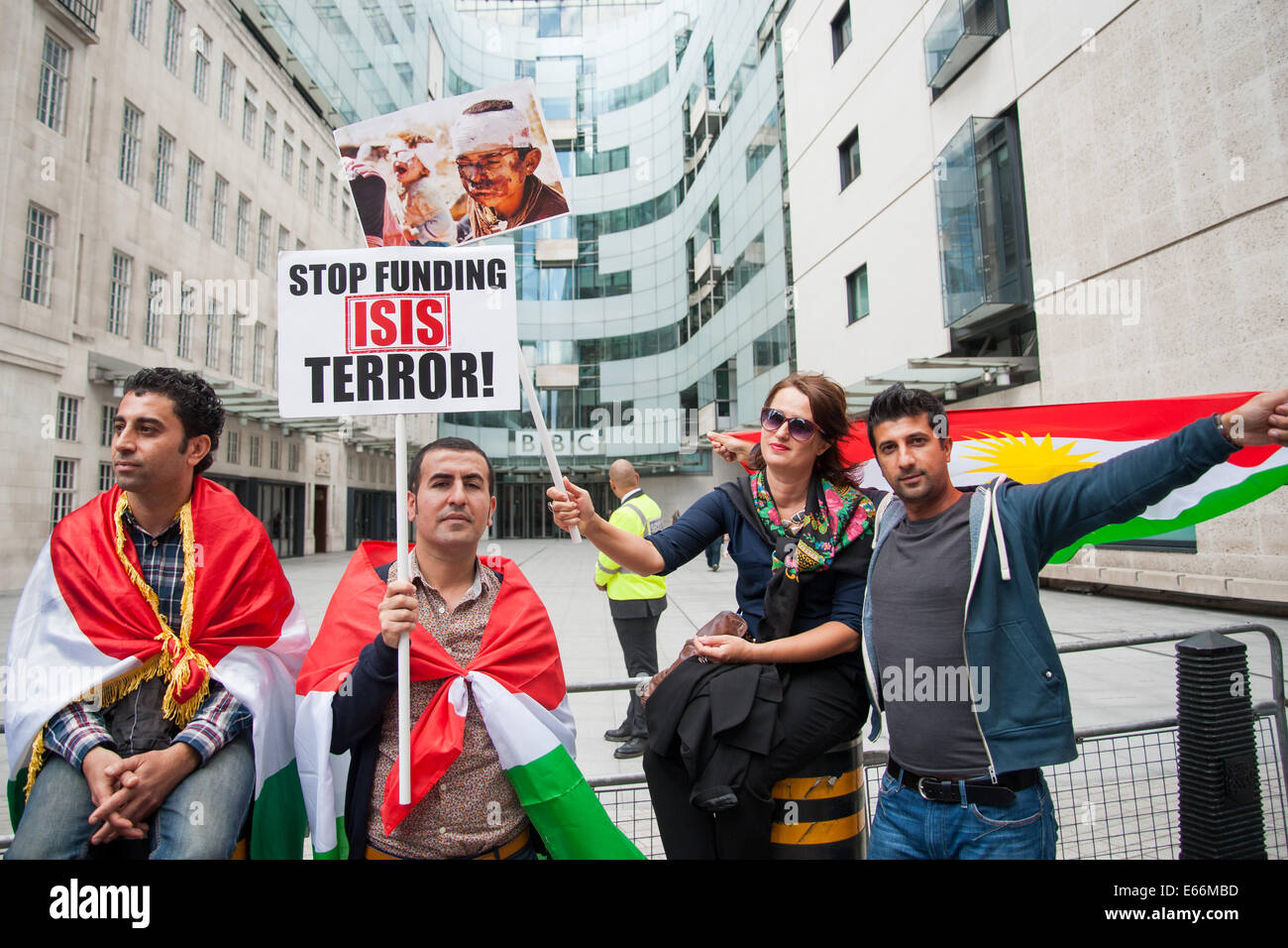 Londra, Regno Unito. Il 16 agosto, 2014. Centinaia di curdi e i loro sostenitori si raccolgono al di fuori della BBC Broadcasting House per esprimere preoccupazioni circa la crescente violenza di Iside (Stato islamico in Iraq e Siria). Credito: marciapiede immagini stampa/Alamy Live News Foto Stock